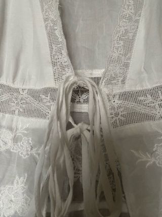 Blusa Zara con lazo y encaje blanco