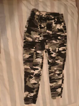 Pantalon largo de camuflaje Bershka