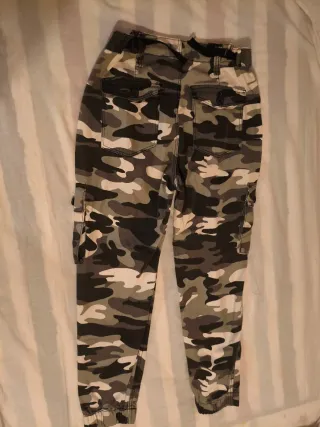 Pantalon largo de camuflaje Bershka
