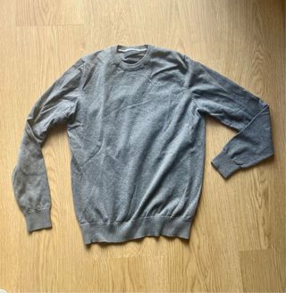 Jersey y bufanda gris