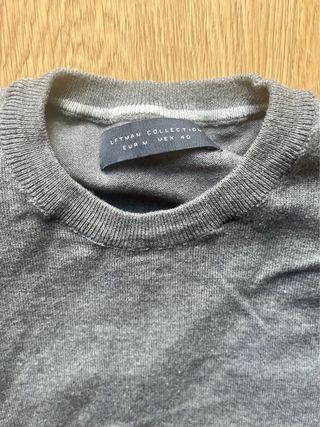 Jersey y bufanda gris