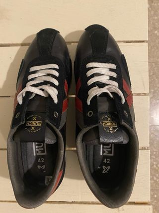 Zapatillas Munich Negras y Rojas