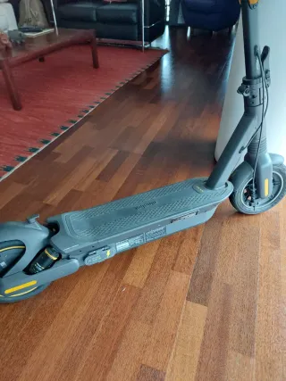 Patinete Eléctrico Gris y Amarillo