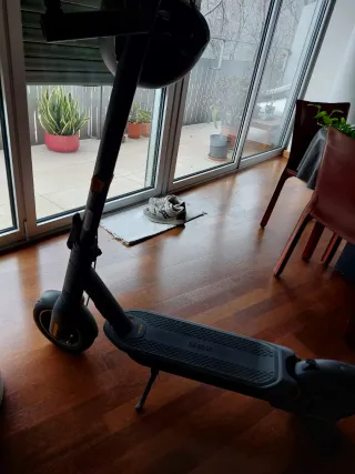 Patinete Eléctrico Gris y Amarillo