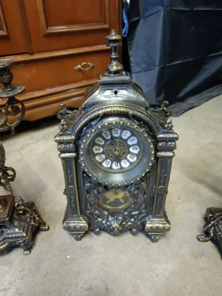 Juego de Candelabros y Reloj Bronce