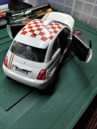 Coche de metal escala 1/24