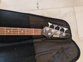 Bajo Eléctrico Negro Assia