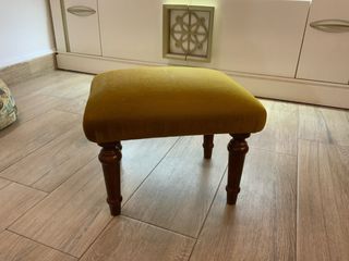 Reposapiés acolchado de madera