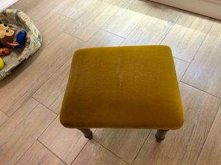 Reposapiés acolchado de madera