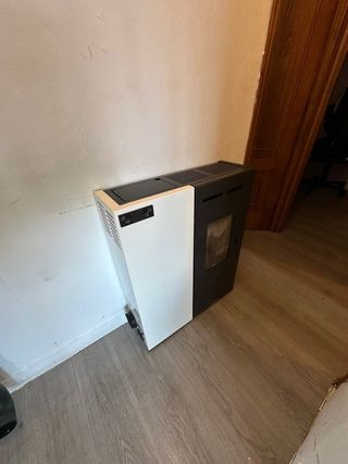 Estufa de pellets blanca y negra