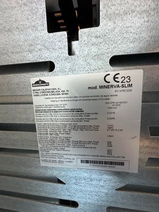 Estufa de pellets blanca y negra