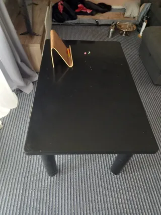 Mesa de salón negra con ruedas