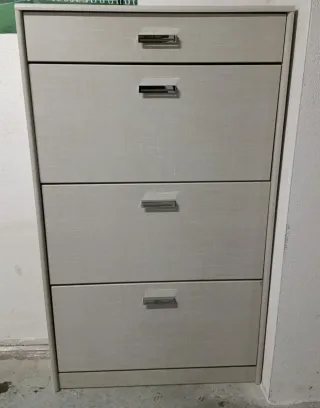 Zapatero de madera y metal