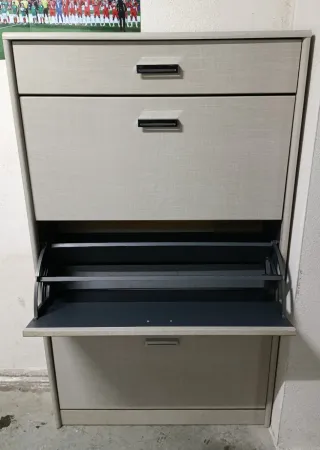 Zapatero de madera y metal