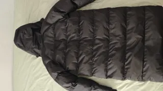 Abrigo largo negro con capucha