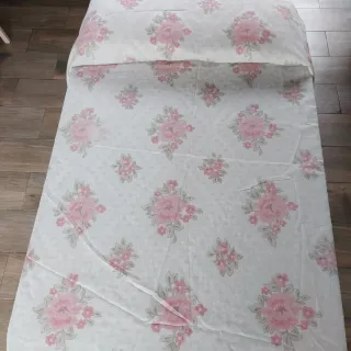 Colcha fina vintage estampada. Medida: 170x254cm