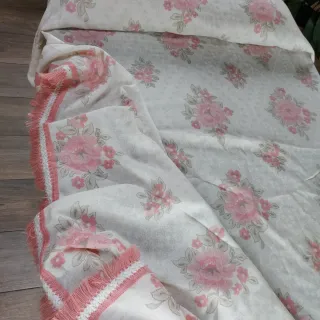 Colcha fina vintage estampada. Medida: 170x254cm