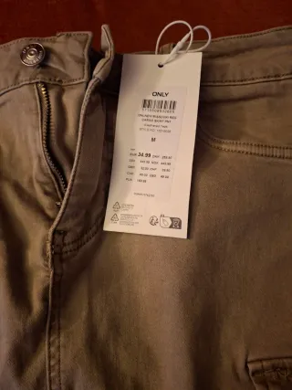 Falda con etiqueta ONLY