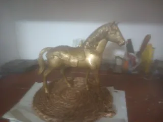 Caballo de latón macizo