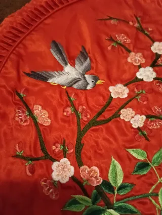 Cojín redondo bordado pájaros y flores