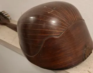 Mandolino in legno con decorazione