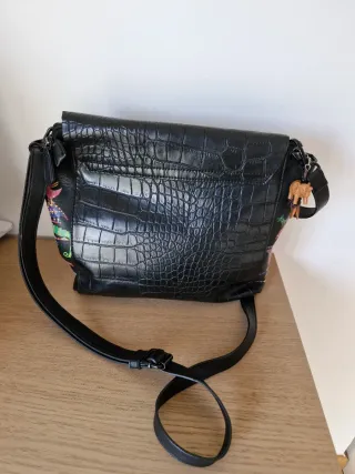 Bolso negro con detalles multicolor