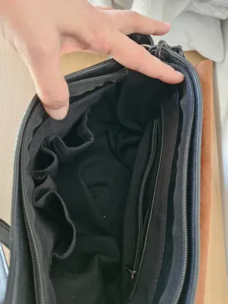 Bolso negro con detalles multicolor