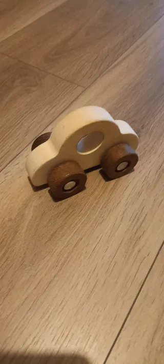 Coche de madera artesanal