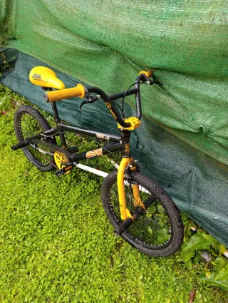 Bici BMX Negra y Amarilla