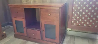 Mueble de madera con puertas de cristal