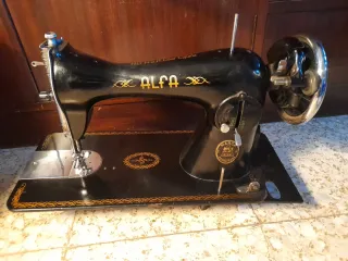 Máquina de coser Alfa antigua