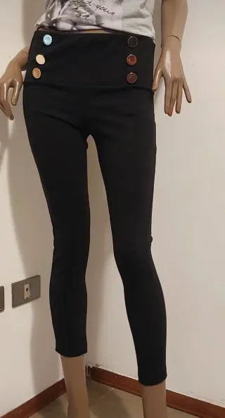 Pantaloni neri a vita alta con bottoni