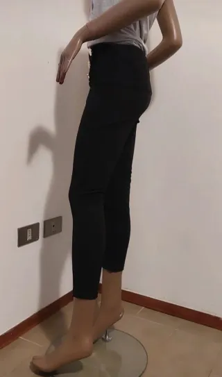 Pantaloni neri a vita alta con bottoni