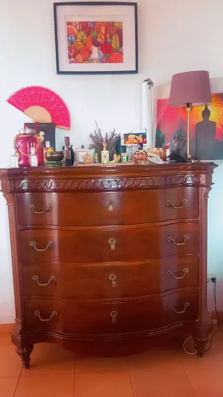 Cómoda de madera estilo clásico