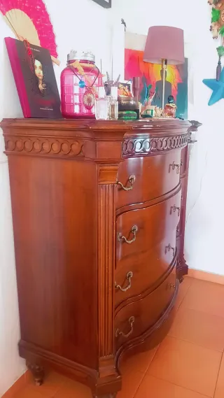 Cómoda de madera estilo clásico