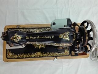 Máquina de coser Singer antigua decorada