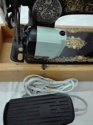 Máquina de coser Singer antigua decorada