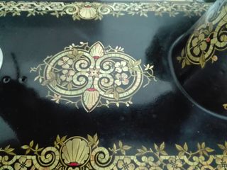 Máquina de coser Singer antigua decorada