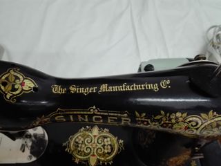 Máquina de coser Singer antigua decorada