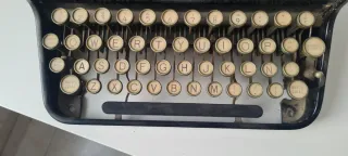 Máquina de escribir AEG Olympia antigua