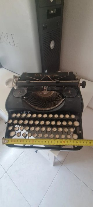Máquina de escribir AEG Olympia antigua