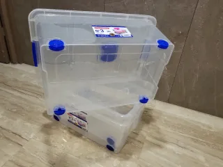 Cajas de plástico transparentes con tapa azul