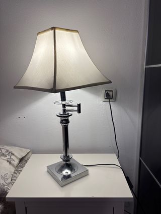 Lámpara de mesa plateada y beige