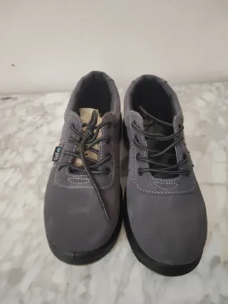 Zapatillas grises con cordones