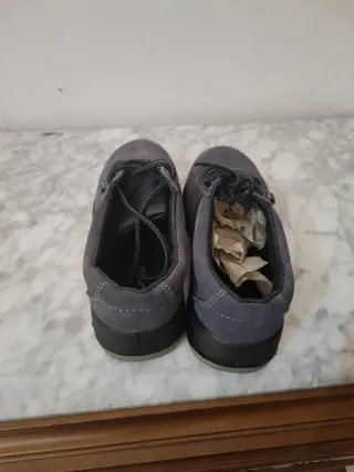 Zapatillas grises con cordones