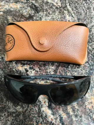 Gafas de sol Ray-Ban negras y marrones