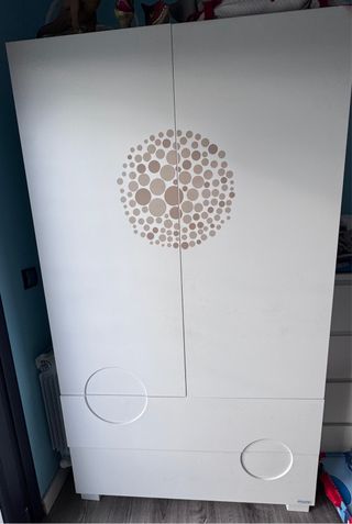 Armario infantil blanco con círculos