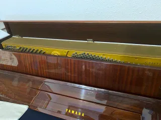 Piano Vertical Yamaha Marrón Brillante