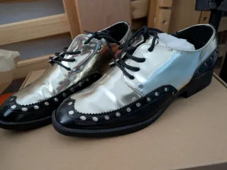 Zapatos plateados con cordones.