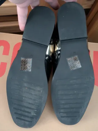 Zapatos plateados con cordones.